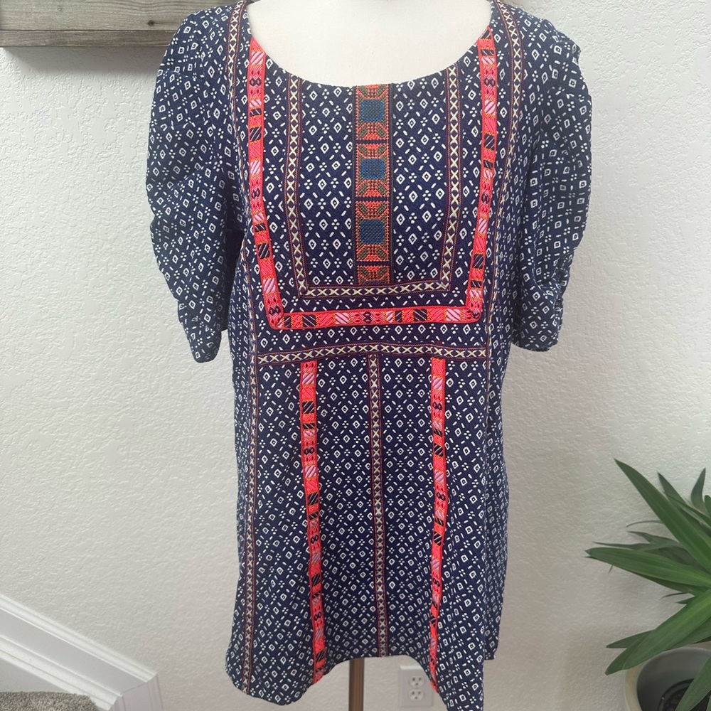 Anthropologie Akemi + Kin Seva Navy and‎ Pink Geometric Pattern tunic top size L